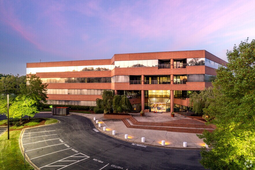 Primary Photo Of 4944 Parkway Plaza Blvd, Charlotte Office For Lease