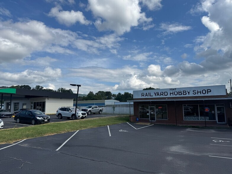 More Photos Of 7547 Williamson Rd, Hollins Storefront For Lease