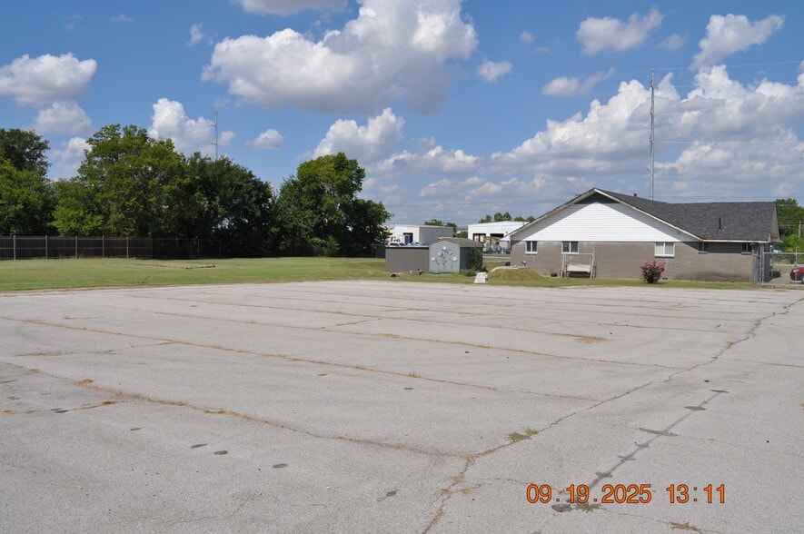 More Photos Of 15890 E Pine St, Tulsa Office For Sale