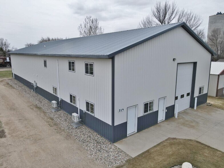 Primary Photo Of 314 1st St NE, Rugby Light Distribution For Sale