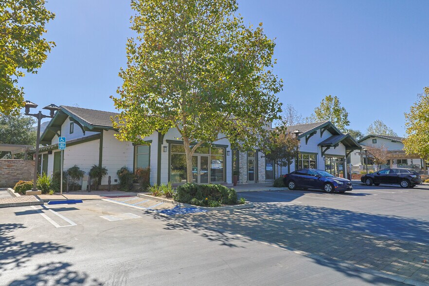 More Photos Of 29105-29125 Canwood St, Agoura Hills Restaurant For Lease