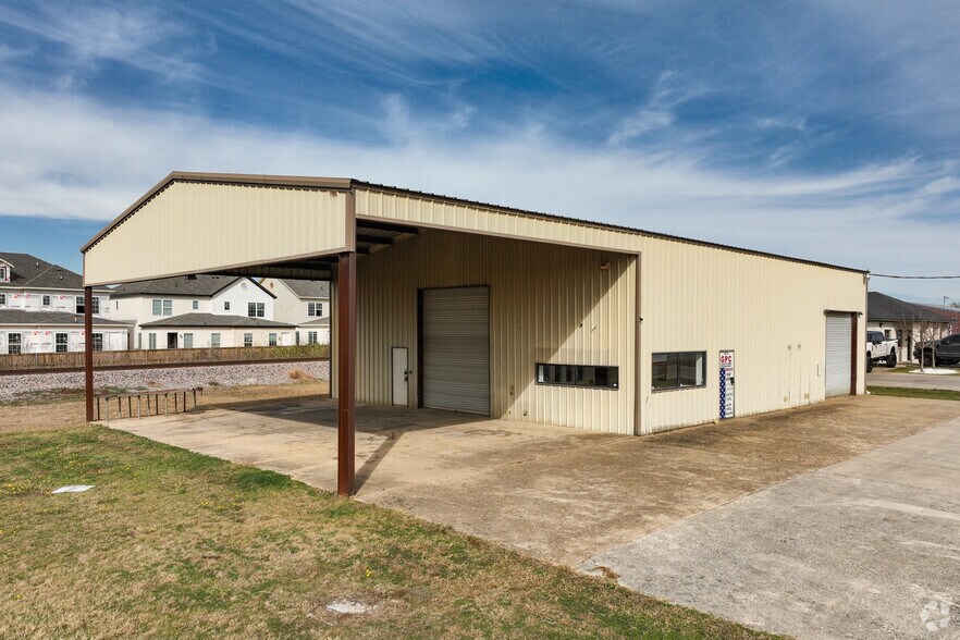 Primary Photo Of 307 TX-342, Red Oak Showroom For Sale