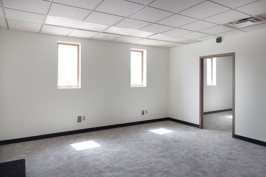 More Photos Of 321 NE Wilson St, Minneapolis Light Distribution For Lease