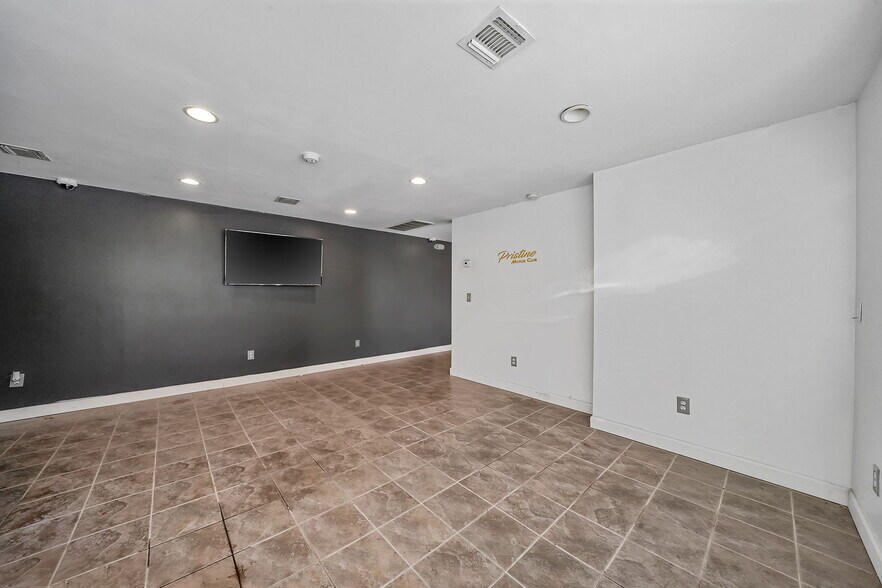 More Photos Of 1601 Artic Ave, Bohemia Warehouse For Lease