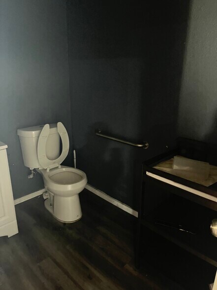 More Photos Of 223 W Danieldale Rd, Dallas Light Distribution For Sale