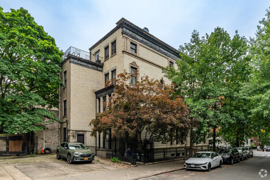 More Photos Of 121 8th Ave, Brooklyn Apartments For Lease