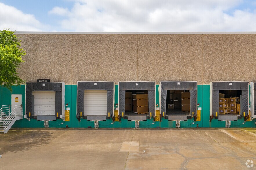 More Photos Of 11090-11096 Grader St, Dallas Warehouse For Lease