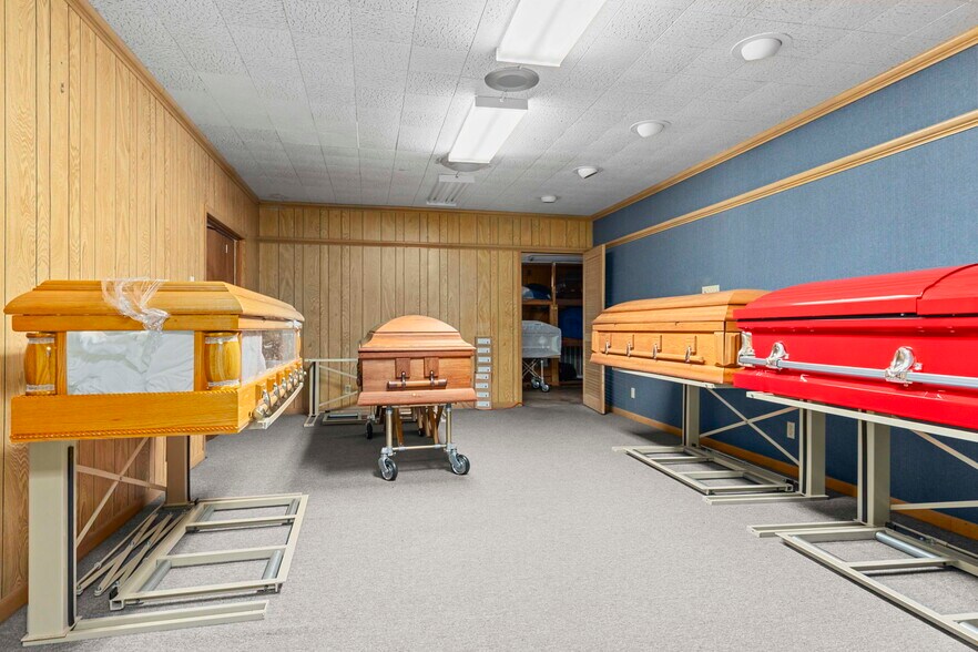 More Photos Of 403 W Sterling St, Baytown Funeral Home For Sale