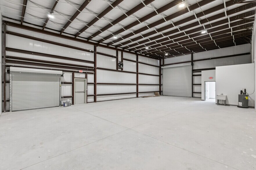 More Photos Of 7120 Sampey Rd, Groveland Business Park For Lease