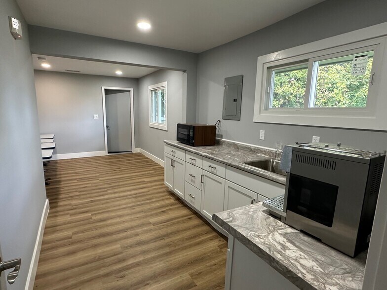 More Photos Of 711 N 1st St, Dekalb Office For Lease