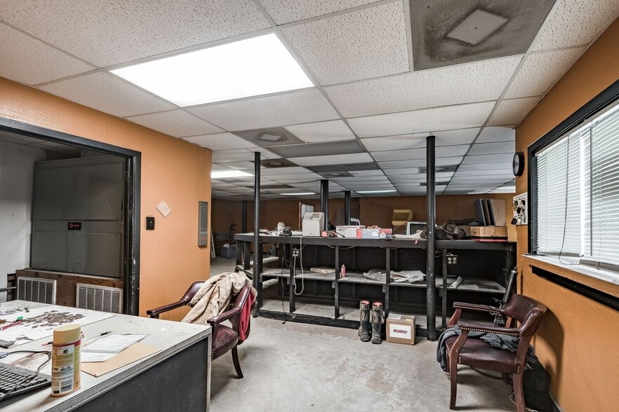 More Photos Of 2133 Shaver St, Pasadena Distribution For Sale