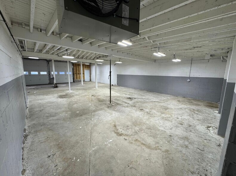 More Photos Of 326 Park St, West Springfield Showroom For Lease