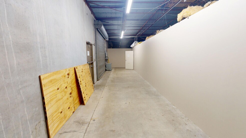 More Photos Of 9776 Whithorn Dr, Houston Showroom For Lease