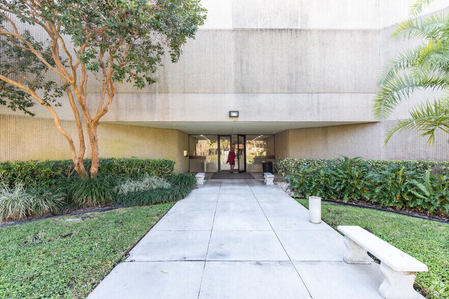 More Photos Of 7771 W Oakland Park Blvd, Fort Lauderdale Office For Lease