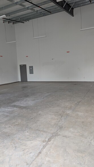 More Photos Of 5101 N Howard Ave, Tampa Light Distribution For Lease