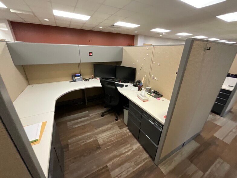 More Photos Of 2505 S Finley Rd, Lombard Office For Lease