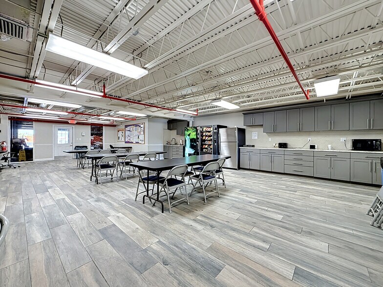 More Photos Of 4677 118th Ave N, Clearwater Manufacturing For Sale