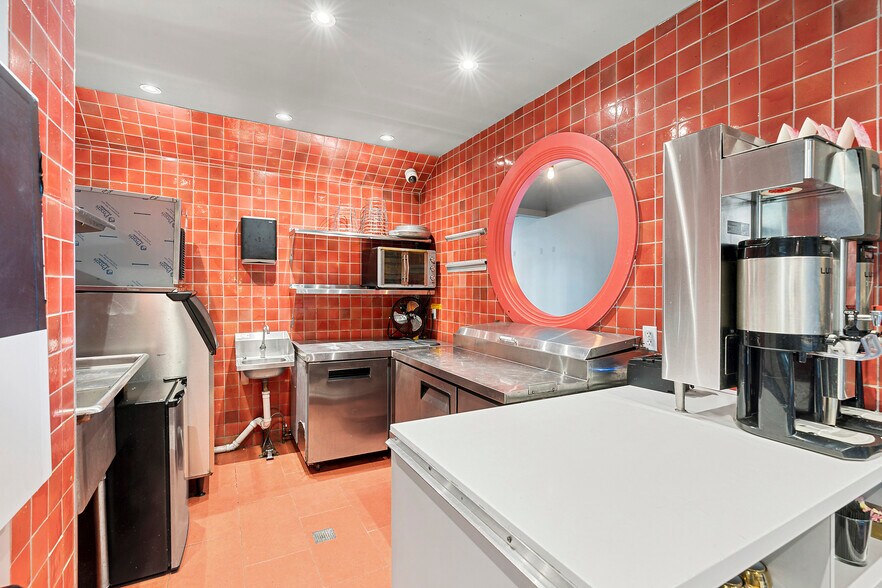 More Photos Of 4 S Elmwood Ave, Montauk Restaurant For Sale