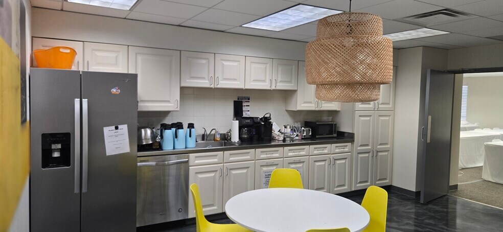 More Photos Of 100 Park Manor Dr, Pittsburgh Freestanding For Lease