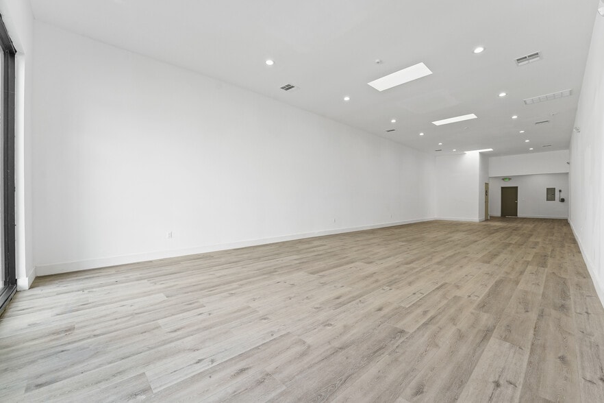 More Photos Of 5310-5314 Laurel Canyon Blvd, Valley Village Freestanding For Sale