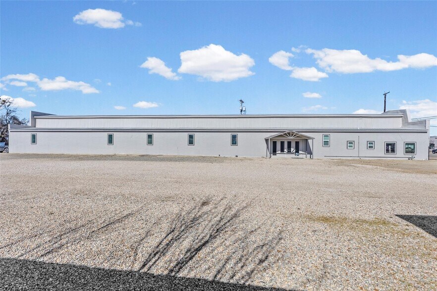 More Photos Of 2301 N Main St, Paris Freestanding For Sale