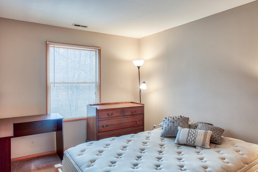 More Photos Of 1533 Arbors Ln, Bloomington Apartments For Sale