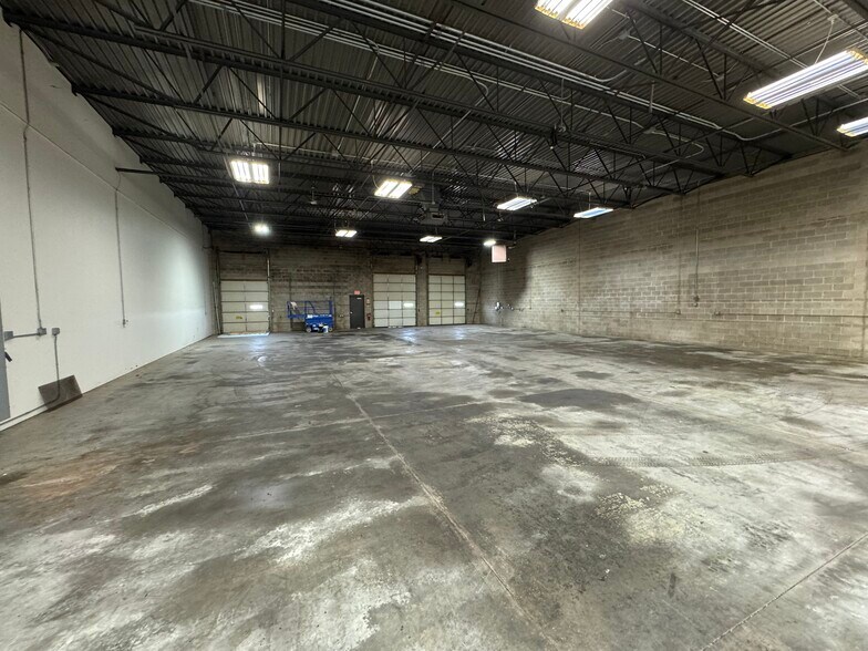 More Photos Of 1665-1667 Independence Ave, Hartford Industrial For Lease