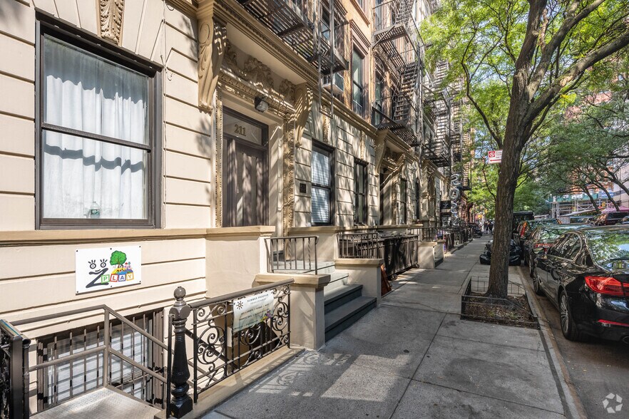 More Photos Of 211 W 80th St, New York Apartments For Lease