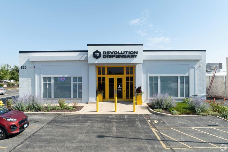 More Photos Of 820 E Golf Rd, Schaumburg Freestanding For Lease