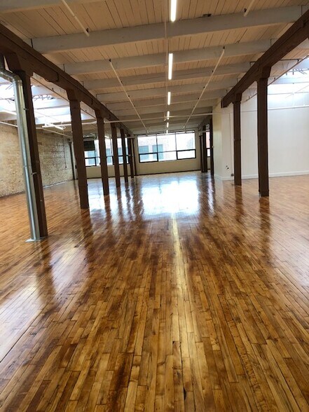 More Photos Of 1631-1639 W Carroll Ave, Chicago Light Distribution For Sale