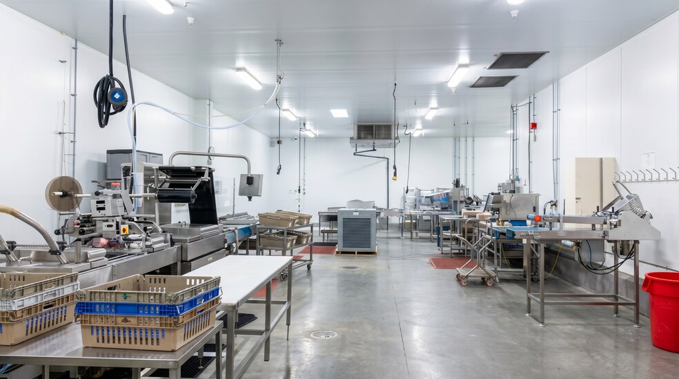 More Photos Of 2715 Rue de Reading, Montréal Distribution For Lease