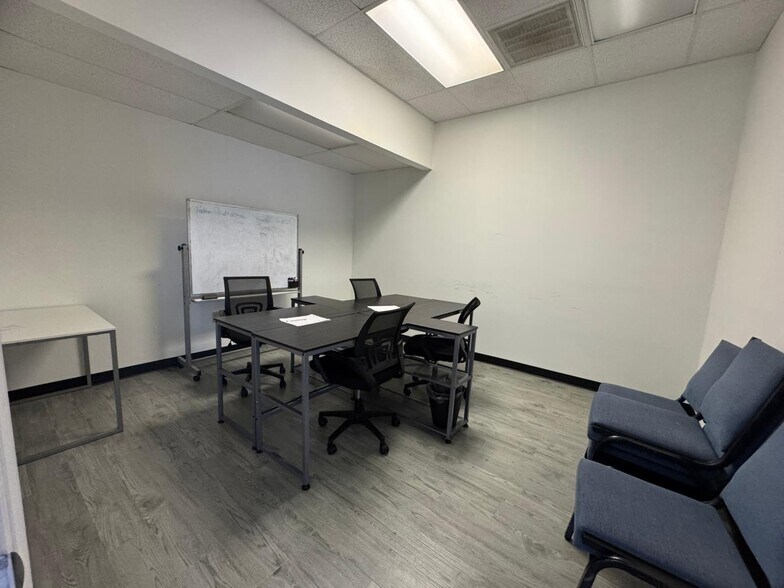 More Photos Of 2830 Winkler Ave, Fort Myers Office Residential For Lease