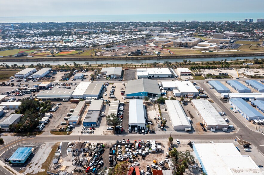 More Photos Of 320 Warfield Ave, Venice Warehouse For Sale