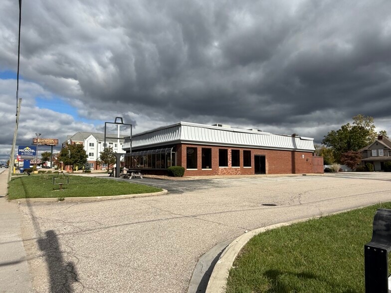 More Photos Of 320 Dixie Way, South Bend Fast Food For Lease