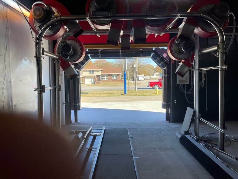 More Photos Of 5007 Parkview Dr, Frontenac Carwash For Sale
