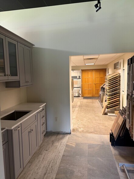 More Photos Of 65 Louis St, Newington Flex For Lease