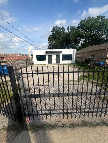 More Photos Of 4126 Metropolitan Ave, Dallas General Retail For Sale