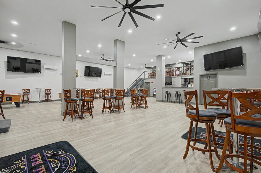 More Photos Of 102 W 4th St, Hearne Storefront For Sale