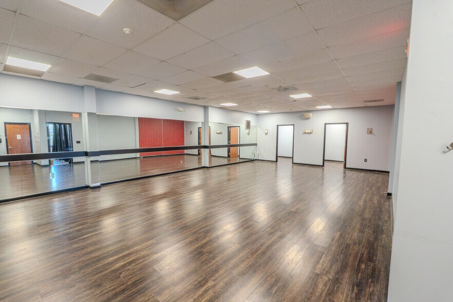 More Photos Of 1931 Washington Valley Rd, Martinsville Storefront Retail Office For Lease