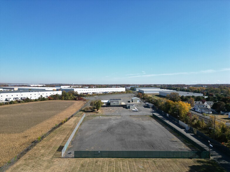 More Photos Of 511 Neck Rd, Burlington Warehouse For Lease