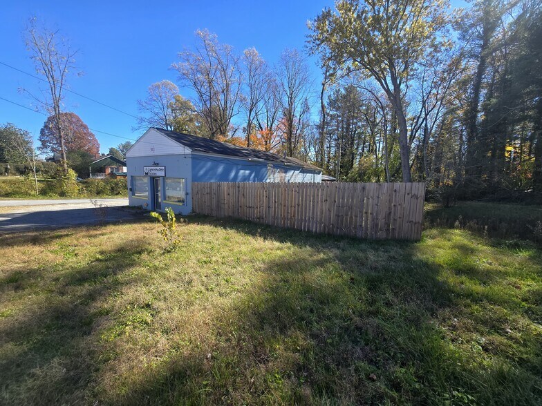More Photos Of 726 1st Ave W, Hendersonville General Retail For Sale