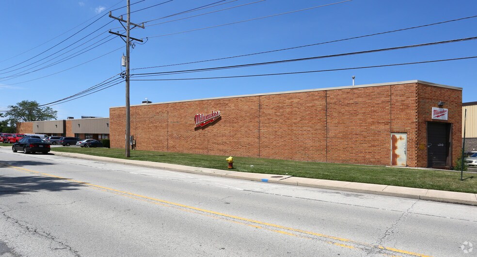 More Photos Of 6310-6344 W Gross Point Rd, Niles Warehouse For Lease