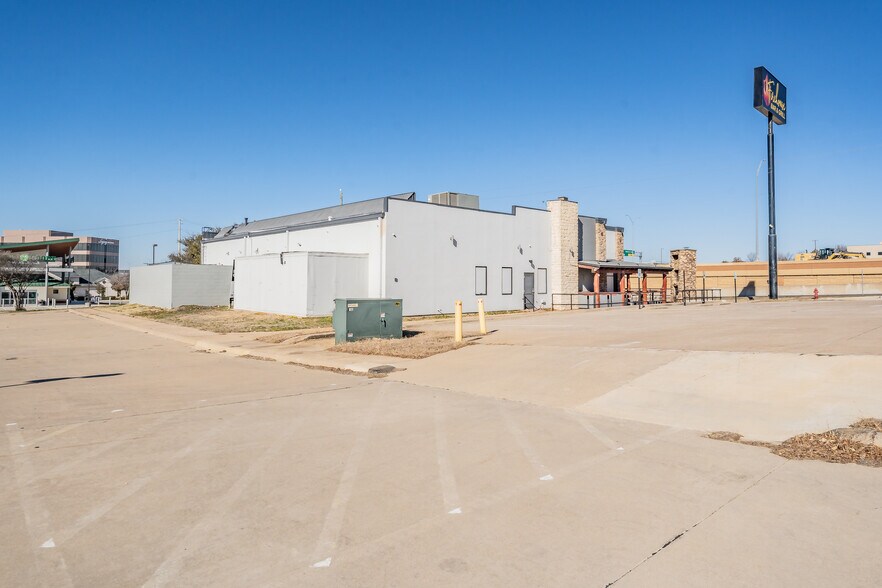 More Photos Of 1700 Airport Fwy, Bedford Restaurant For Sale