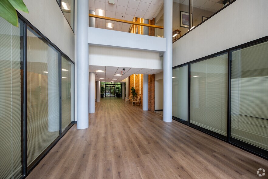 More Photos Of 9755 Dogwood Rd, Roswell Office For Lease