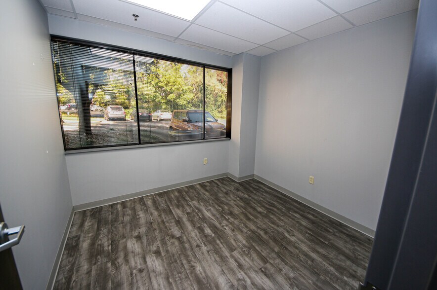 More Photos Of 825 Northgate Blvd, New Albany Office For Lease