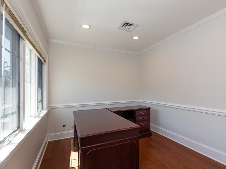 More Photos Of 301 W Roosevelt Rd, Wheaton Office For Lease