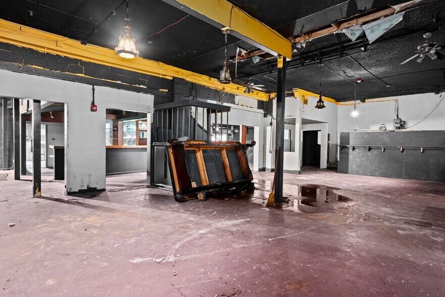 More Photos Of 930 SE Pioneer Way, Oak Harbor General Retail For Sale