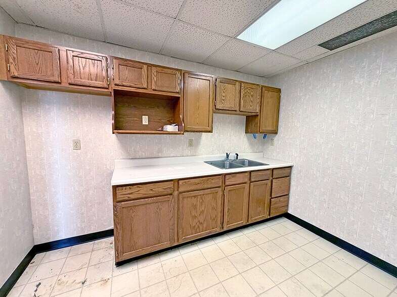 More Photos Of 531 Vandalia St, Collinsville Office For Sale
