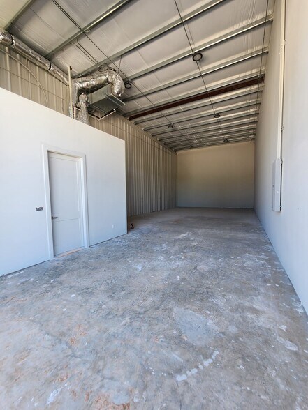 More Photos Of 14535 Lake Business Dr, Conroe Warehouse For Lease