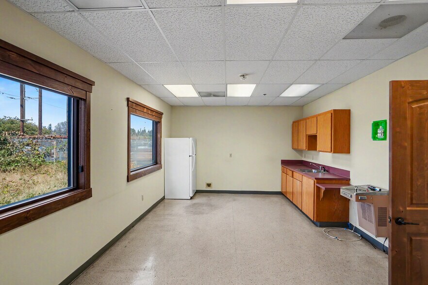 More Photos Of 3025 Kathryn Ave NE, Albany Warehouse For Lease